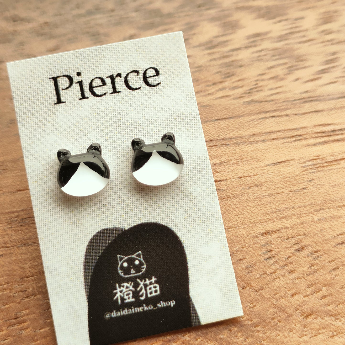 ガラスのぷっくり猫 ピアス・イヤリング