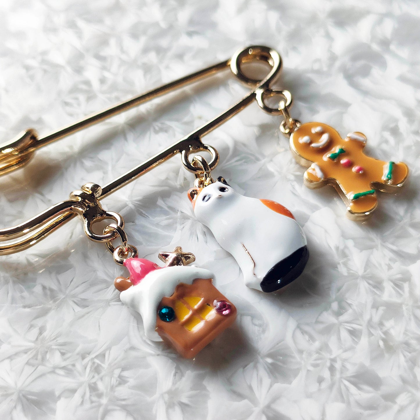 三毛猫と過ごすクリスマス ストールピン