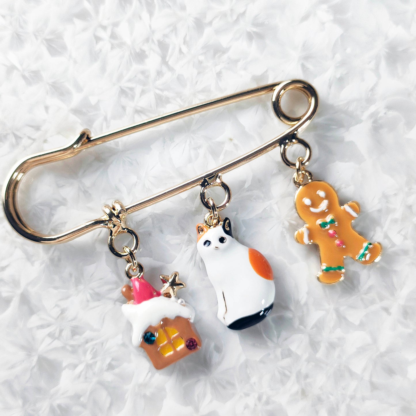 三毛猫と過ごすクリスマス ストールピン