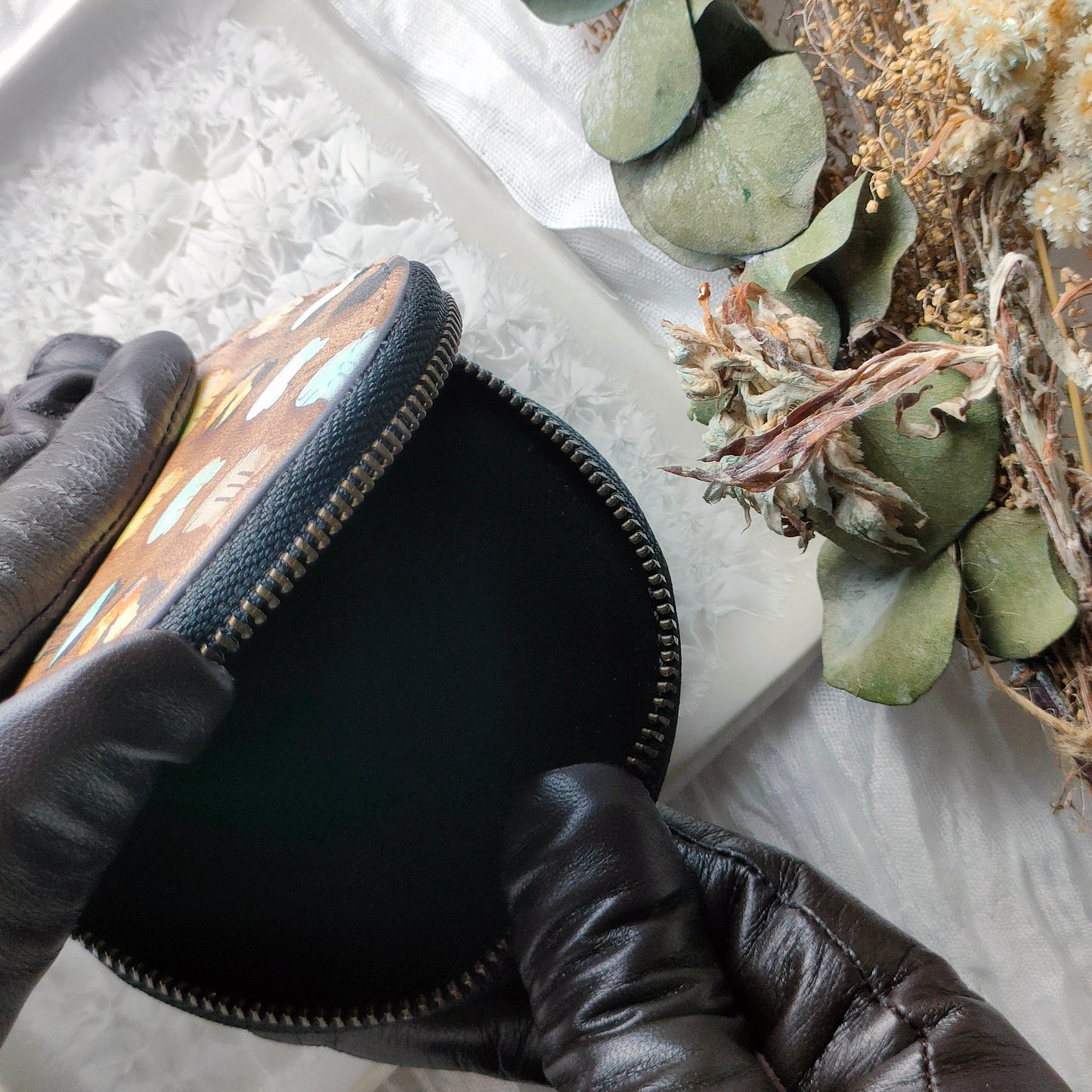 ガラスのぷっくり猫　丸ポーチ