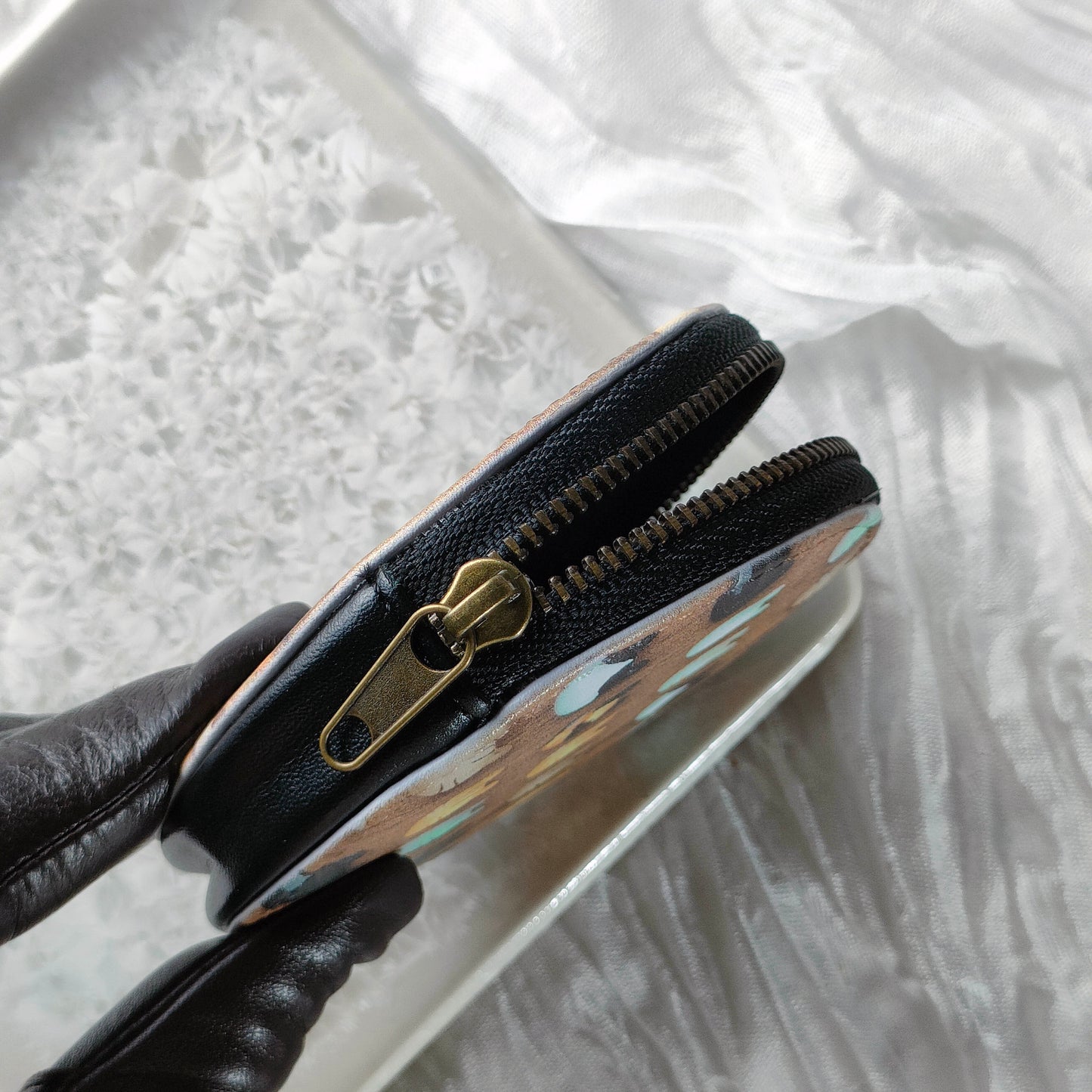 ガラスのぷっくり猫　丸ポーチ