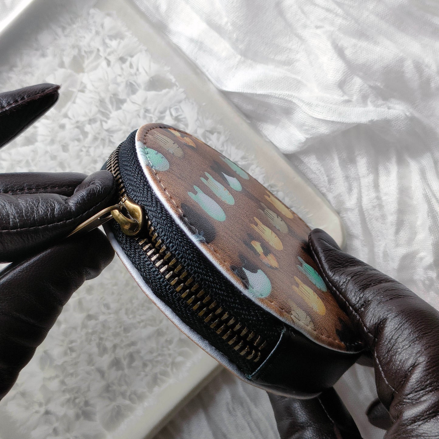 ガラスのぷっくり猫　丸ポーチ