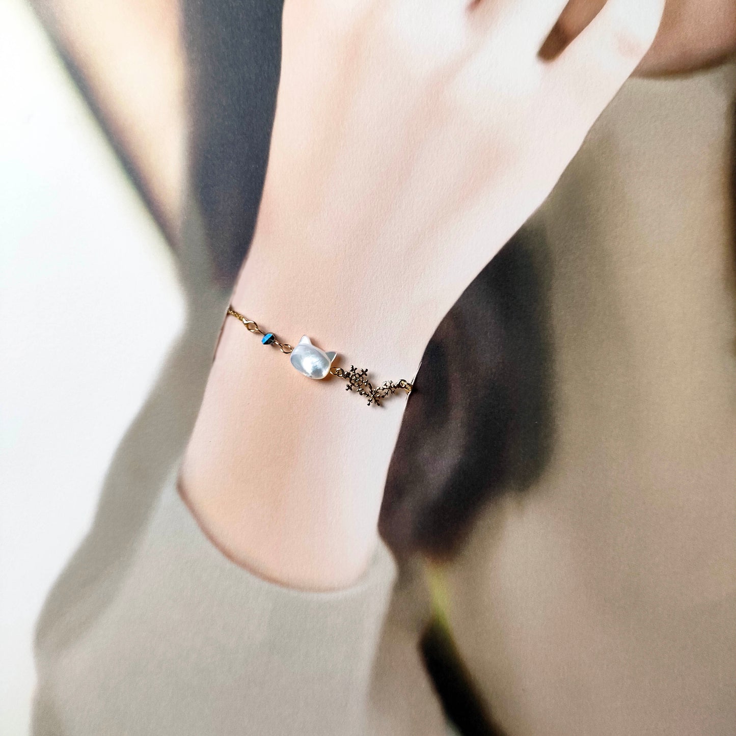 マザーオブパールの白猫・黒猫　雪の結晶ブレスレット