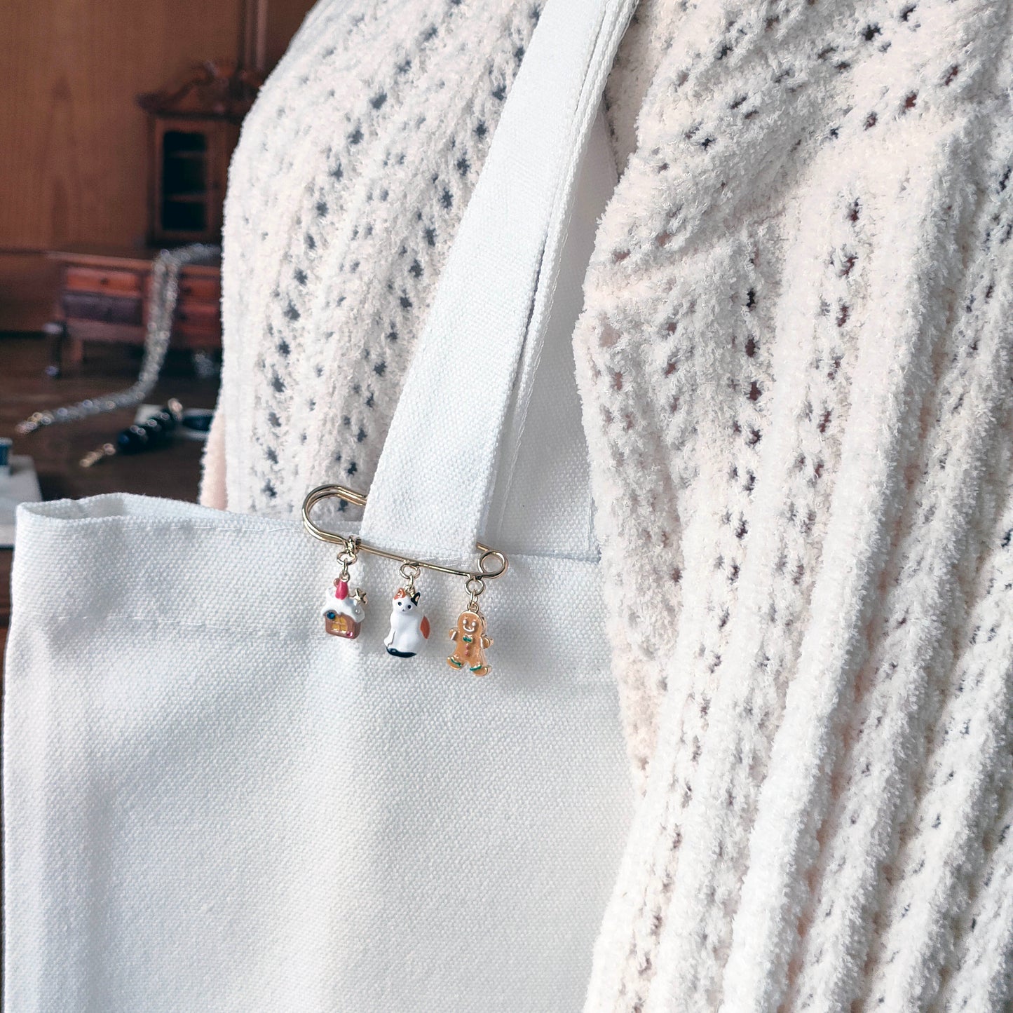 三毛猫と過ごすクリスマス ストールピン