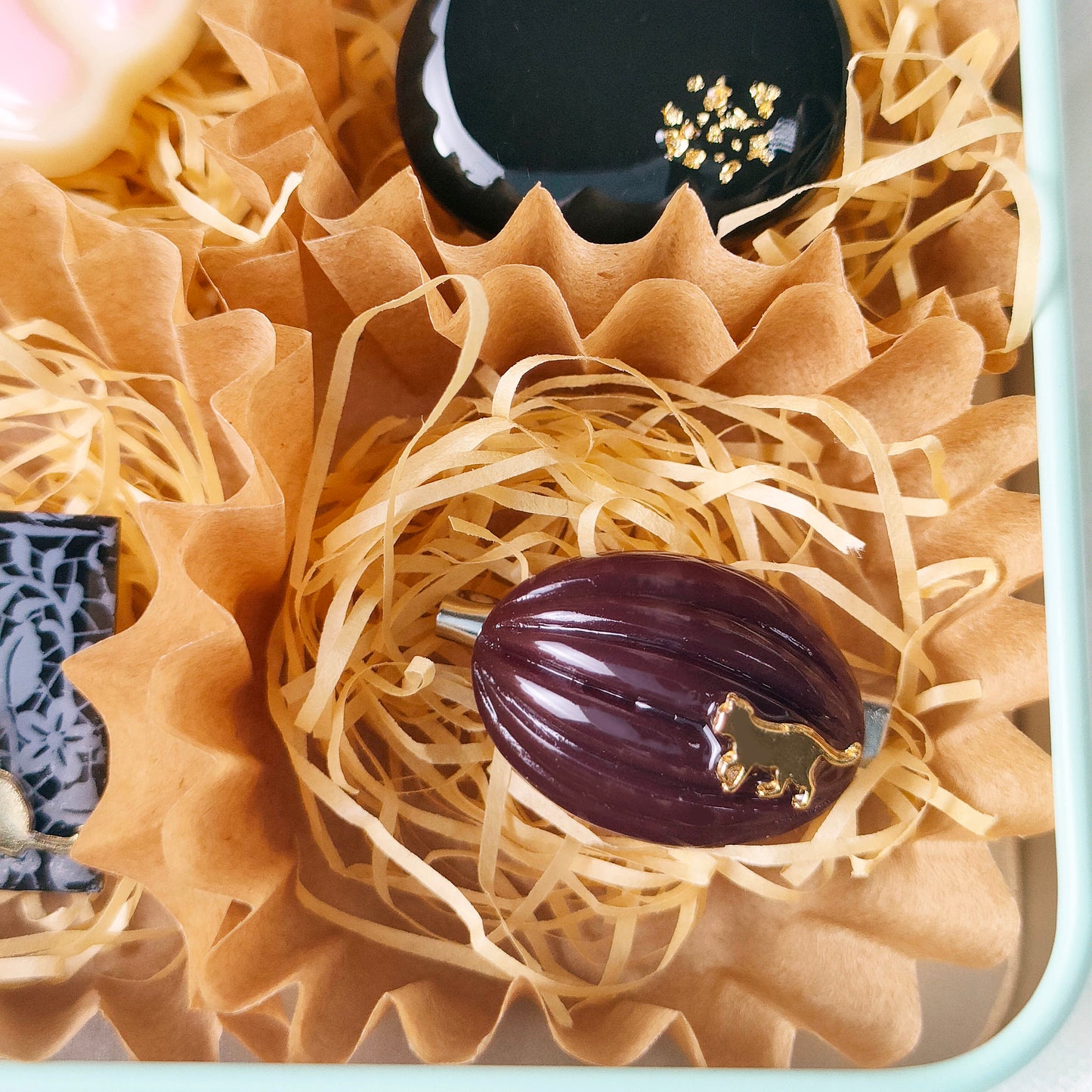 食べられないチョコレート缶　ブローチセット