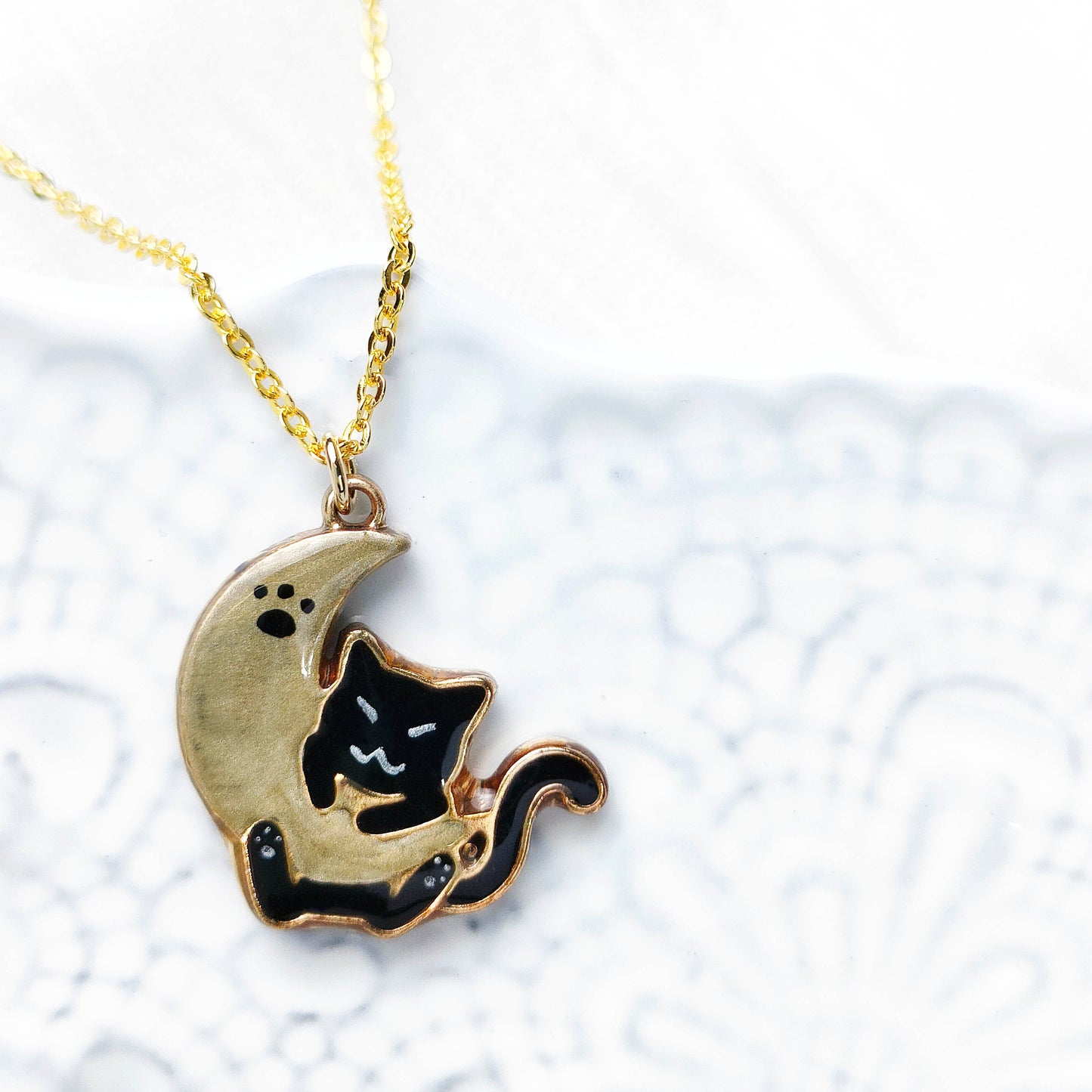 【6月限定】月を抱える猫　ネックレス