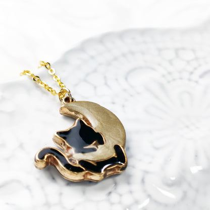 【6月限定】月を抱える猫　ネックレス