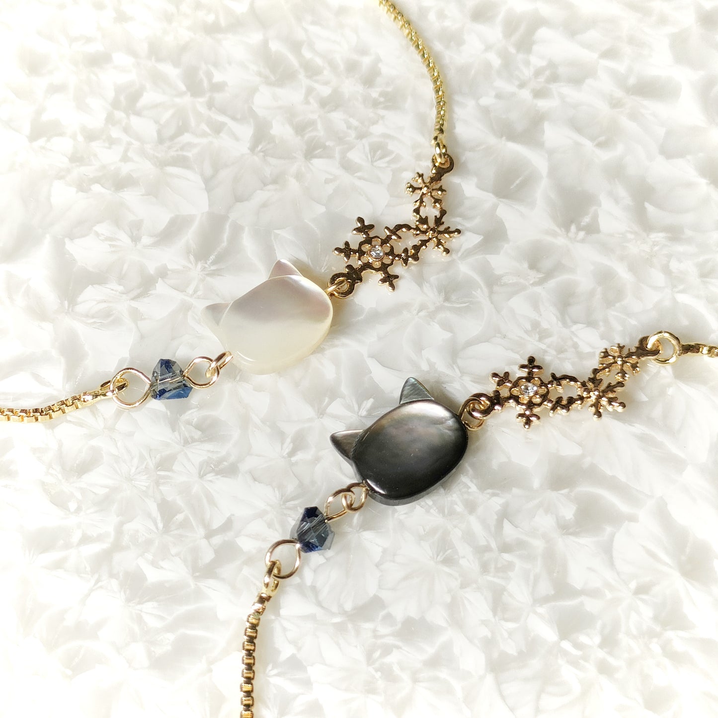 マザーオブパールの白猫・黒猫　雪の結晶ブレスレット