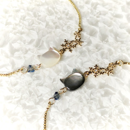 マザーオブパールの白猫・黒猫　雪の結晶ブレスレット