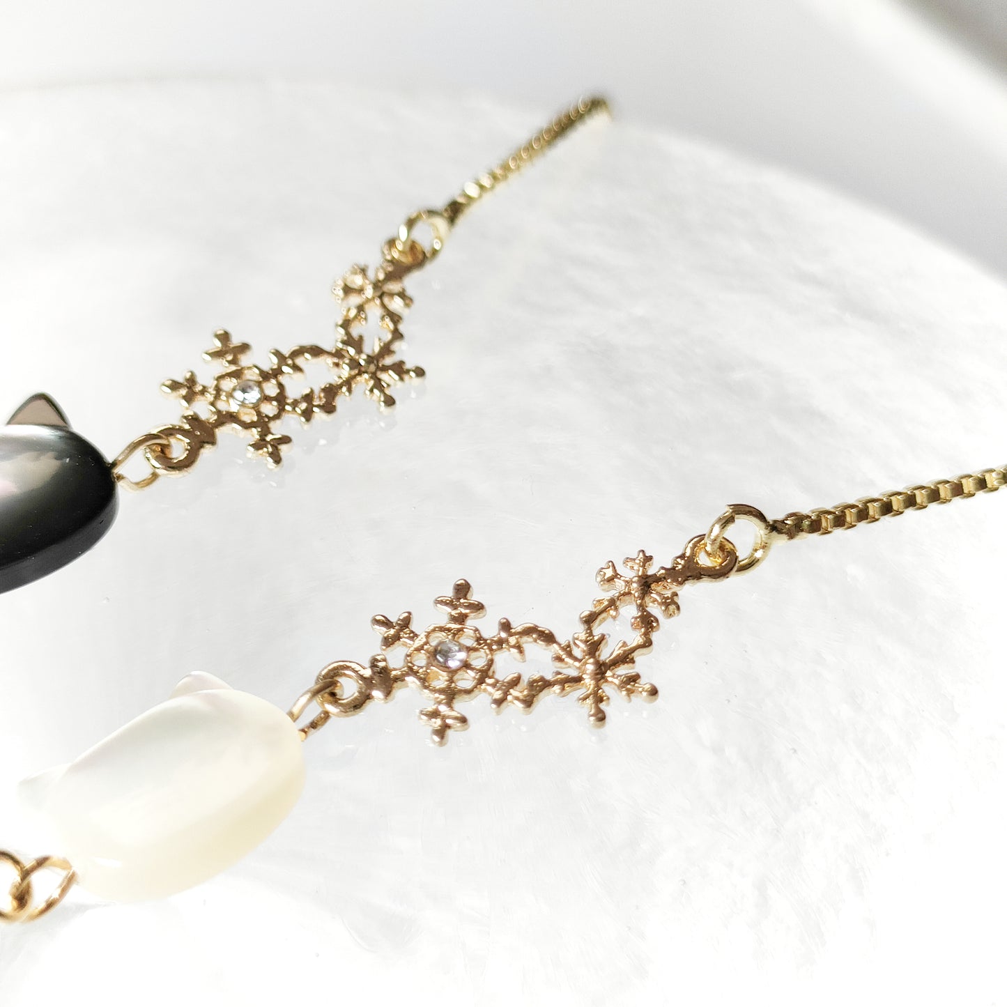 マザーオブパールの白猫・黒猫　雪の結晶ブレスレット