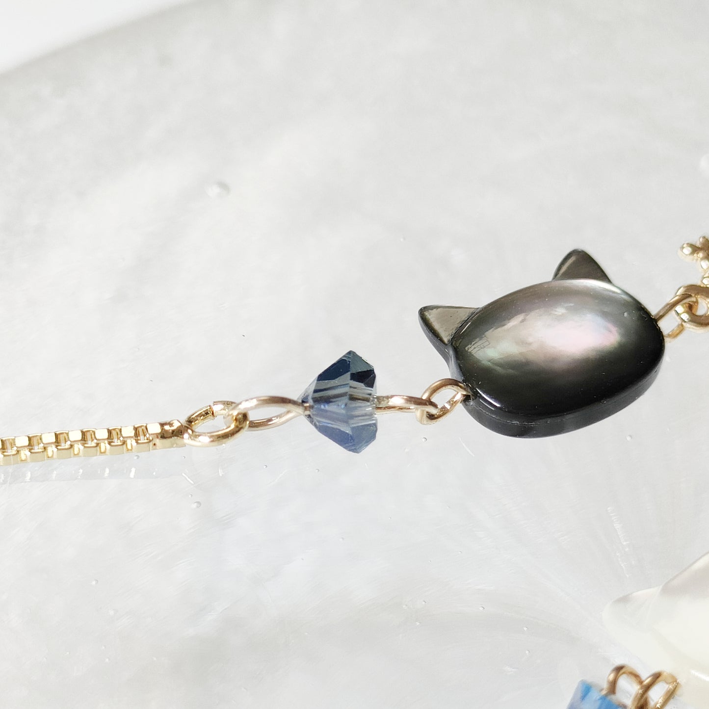 マザーオブパールの白猫・黒猫　雪の結晶ブレスレット