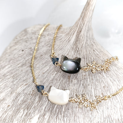 マザーオブパールの白猫・黒猫　雪の結晶ブレスレット